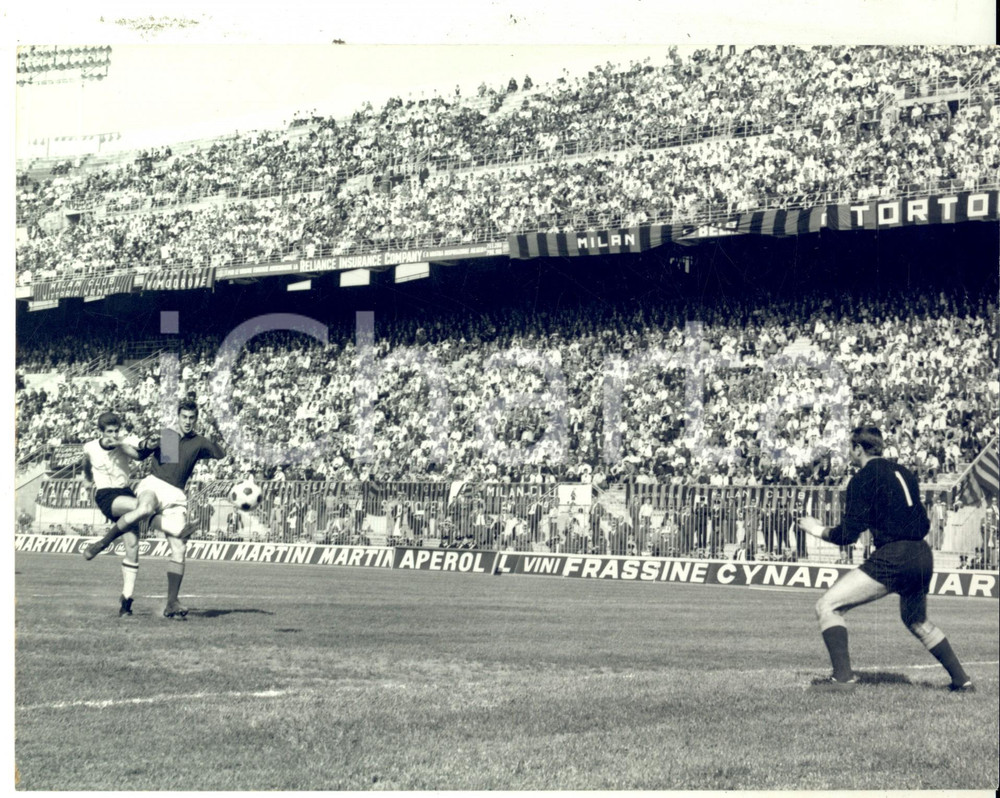 Fotografia d epoca originale 1967 CALCIO SERIE A MILANROMA 31 Azione in area di rigore Foto 24x18 cm 1