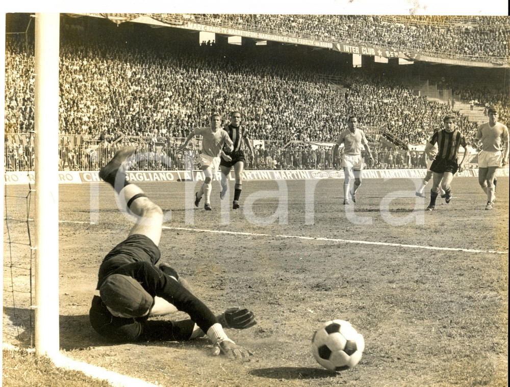 Fotografia d epoca originale 1967 CALCIO SERIE A INTERLAZIO 00 Respinta di CEI su tiro di CAPPELLINI Foto 1