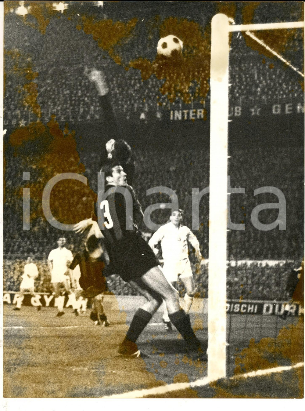 Fotografia d epoca originale 1967 CALCIO COPPA DEI CAMPIONI INTERCSKA 11 Azione in area Foto 18x24 1