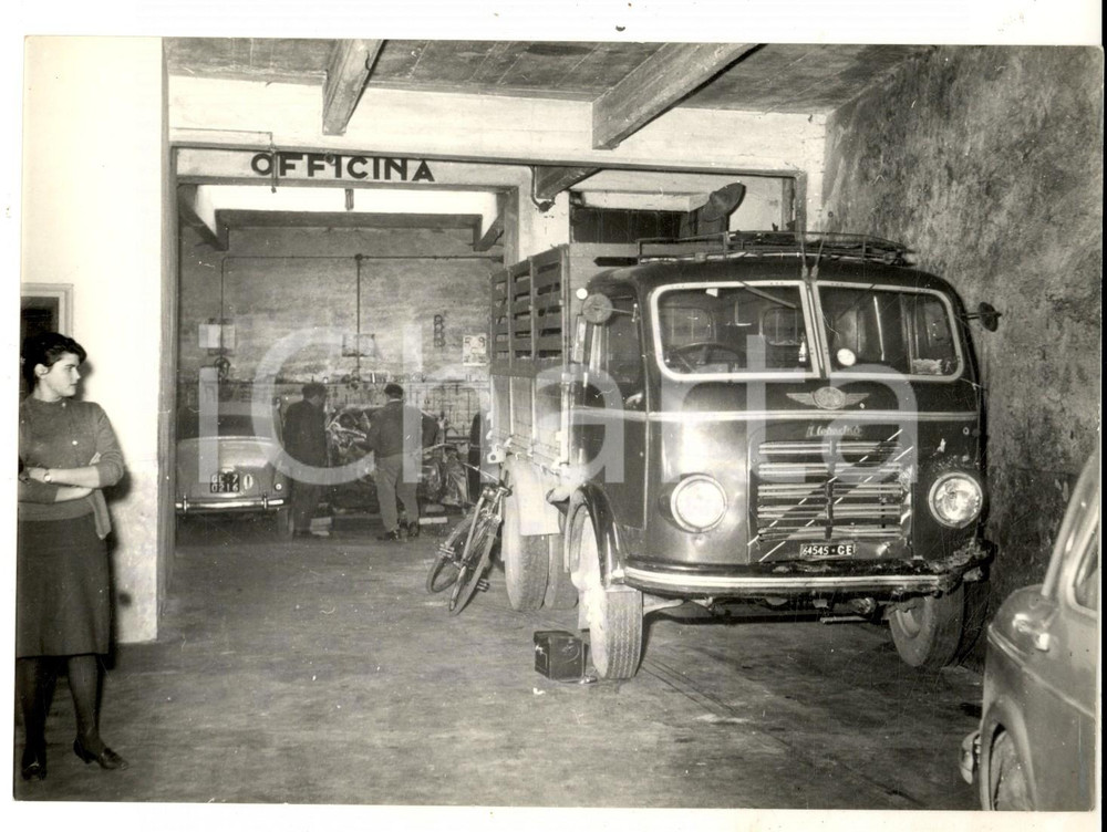 Fotografia d epoca originale 1959 GENOVA Officina con un LEONCINO dopo grave incidente Foto 18x14 cm 1