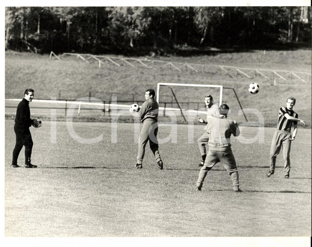 Fotografia d epoca originale 1967 APPIANO GENTILE INTER Helenio HERRERA allena la squadra Fotografia 24x18 1