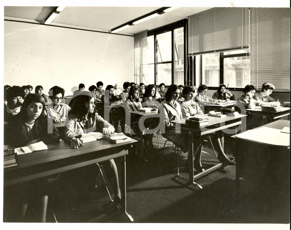Fotografia d epoca originale 1960 ca GENOVA ? Una classe liceale femminile a lezione Foto 24x18 cm 1