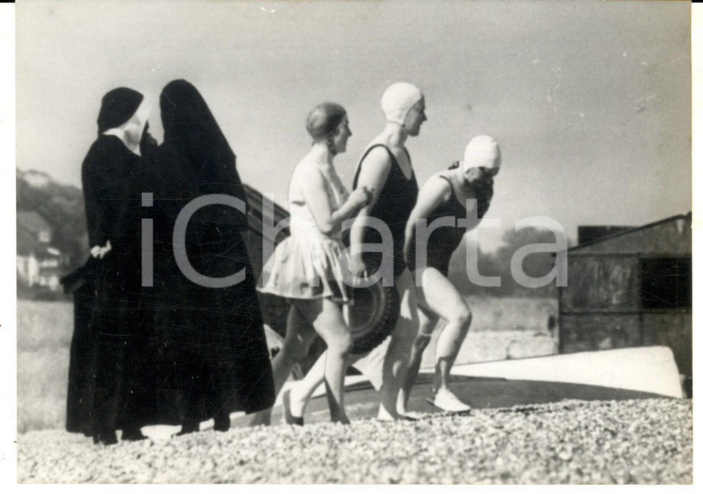 Fotografia d epoca originale 1964 DEAL KENT, UK Tre suore al bagno in spiaggia Fotografia 18x13 cm 1