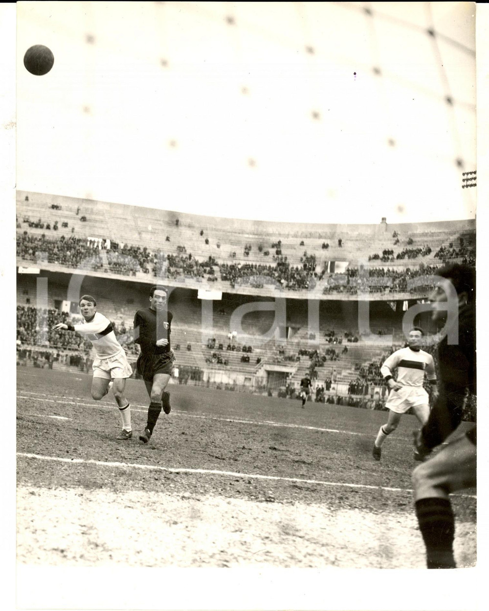 Fotografia d epoca originale 1960 ca CALCIO SERIE A MILANGENOA Azione in area di Giuseppe CORRADI Foto 1