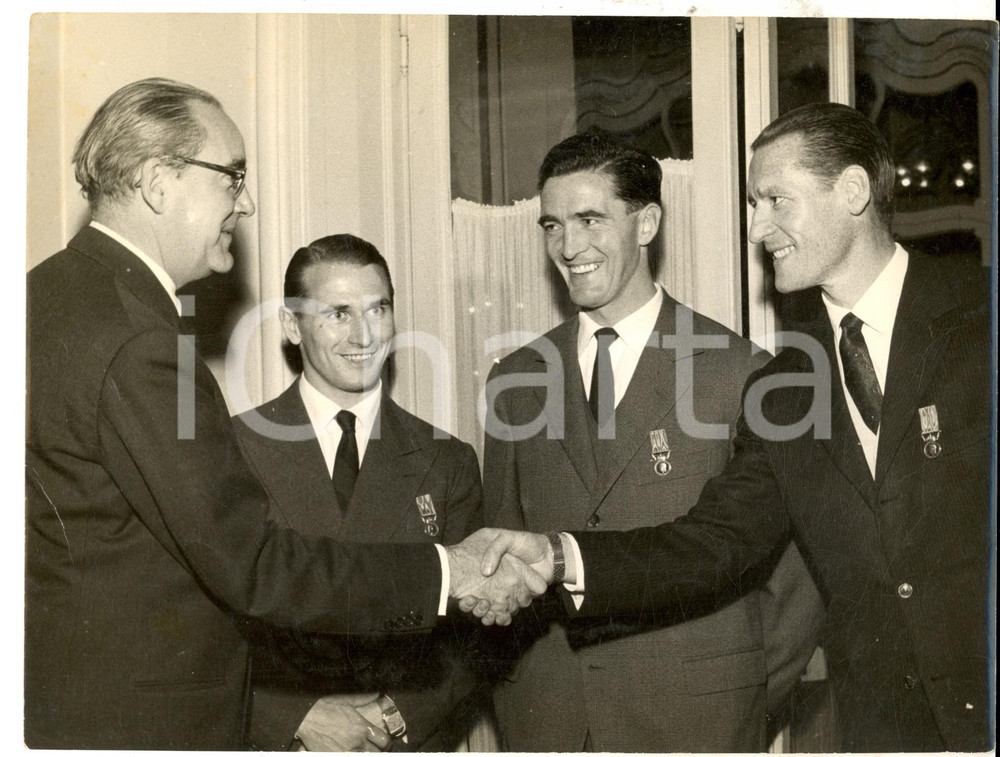 Fotografia d epoca originale 1958 MILANO Console svedese premia calciatori HAMRIN, GUSTAVSSON e LIEDHOLM Foto 1