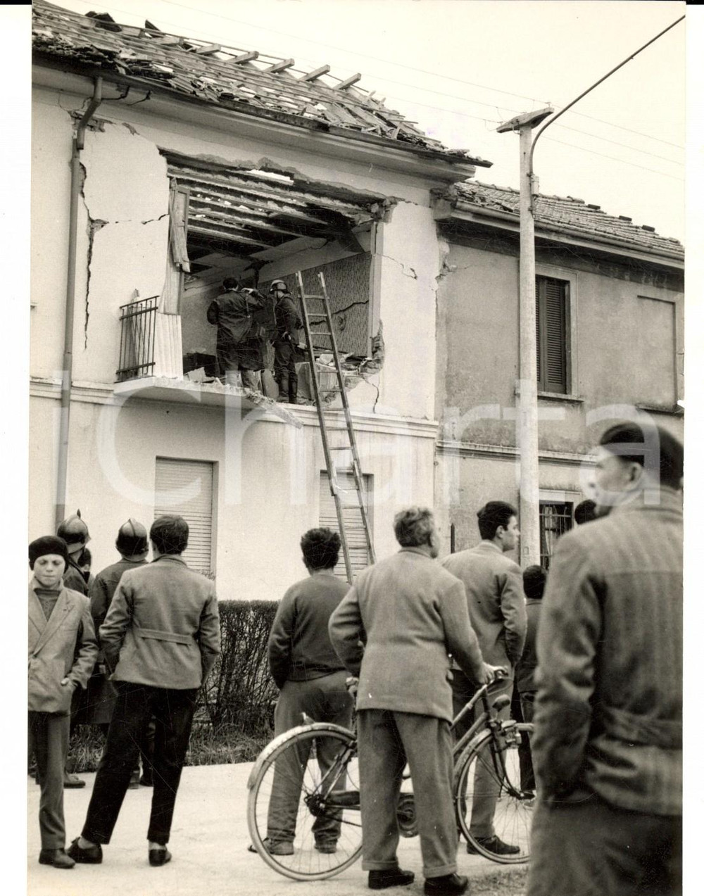 Fotografia d epoca originale 1960 VANZAGO MI Appartamento distrutto da un esplosione per gas Foto 13x18 1