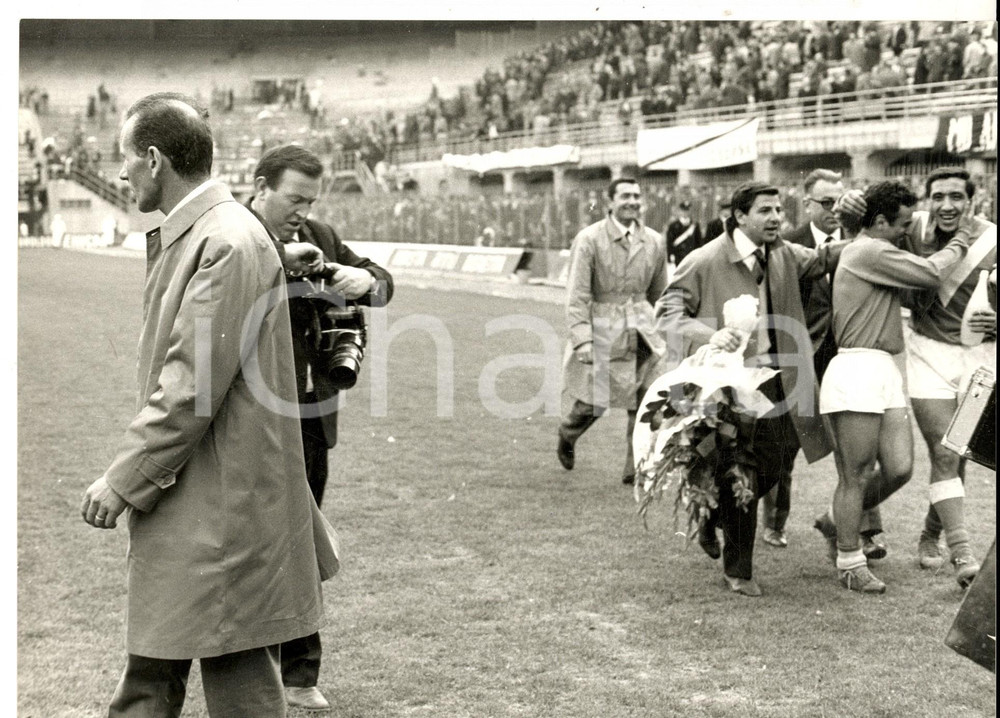 Fotografia d epoca originale 1967 CALCIO SERIE A MILANBRESCIA Allenatori a fine partita Foto 24x18 cm 1