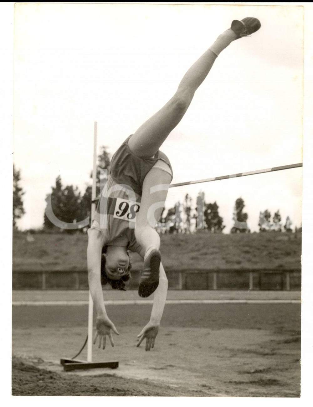 Fotografia d epoca originale 1958 LONDON CHISWICK High jumper Gwenda MATTHEWS falling head first Photo 15x20 1