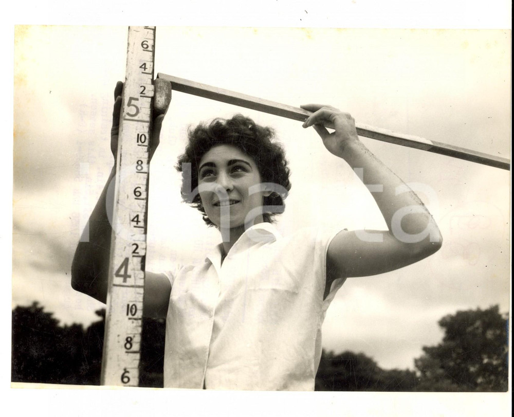 Fotografia d epoca originale 1956 LONDON High jumper Maureen HUDSON during training Photo 20x15 cm 1
