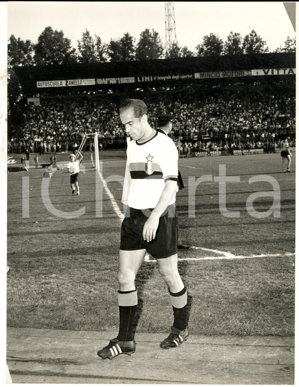 Fotografia d epoca originale 1967 CALCIO INTERMANTOVA Luisito SUAREZ lascia il campo dopo la sconfitta Foto 1