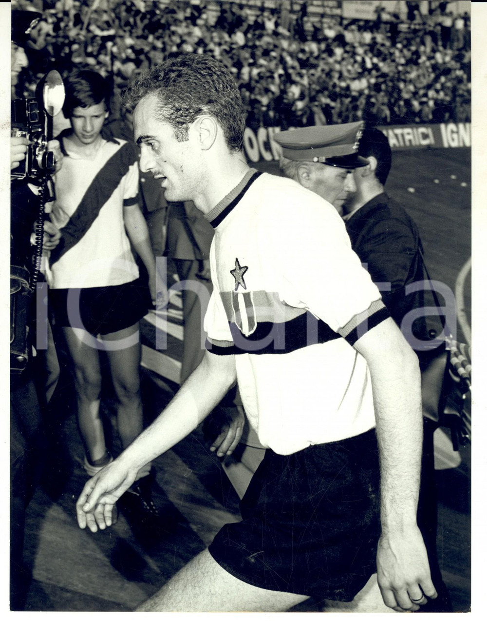 Fotografia d epoca originale 1967 CALCIO SERIE A INTERMANTOVA Sandro MAZZOLA esce dopo la sconfitta Foto 1