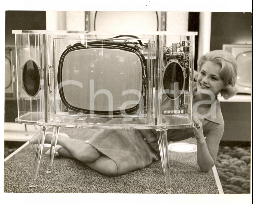 Fotografia d epoca originale 1960 LONDON National Radio Show  Sally FOOT and the transparent tv Photo 1