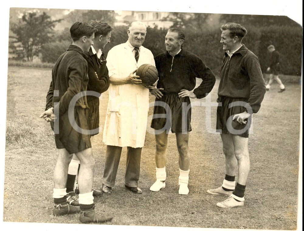 Fotografia d epoca originale 1955 MANCHESTER Gerry MORGAN trainer of GREAT BRITAIN soccer players Photo 1