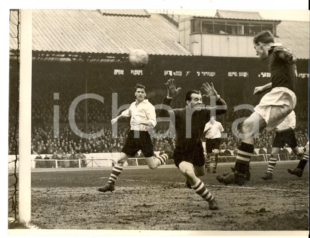 Fotografia d epoca originale 1954 LONDON FOOTBALL Roy BENTLEY scores for CHELSEA with flying header Photo 1