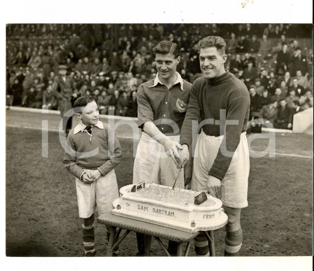 Fotografia d epoca originale 1954 LONDON FOOTBALL CHARLTON Sam BARTRAM cuts 500th cake Photo 20x15 cm 1