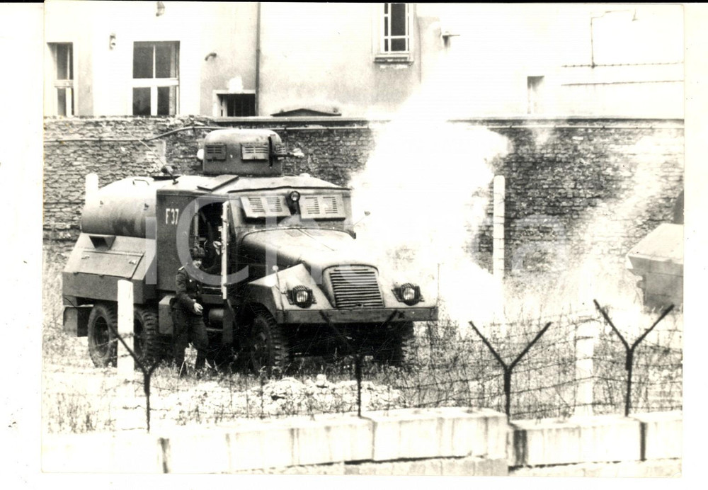 Fotografia d epoca originale 1962 BERLINO Autoblindo lancia lacrimogeni vicino al muro Fotografia 18x13 cm 1