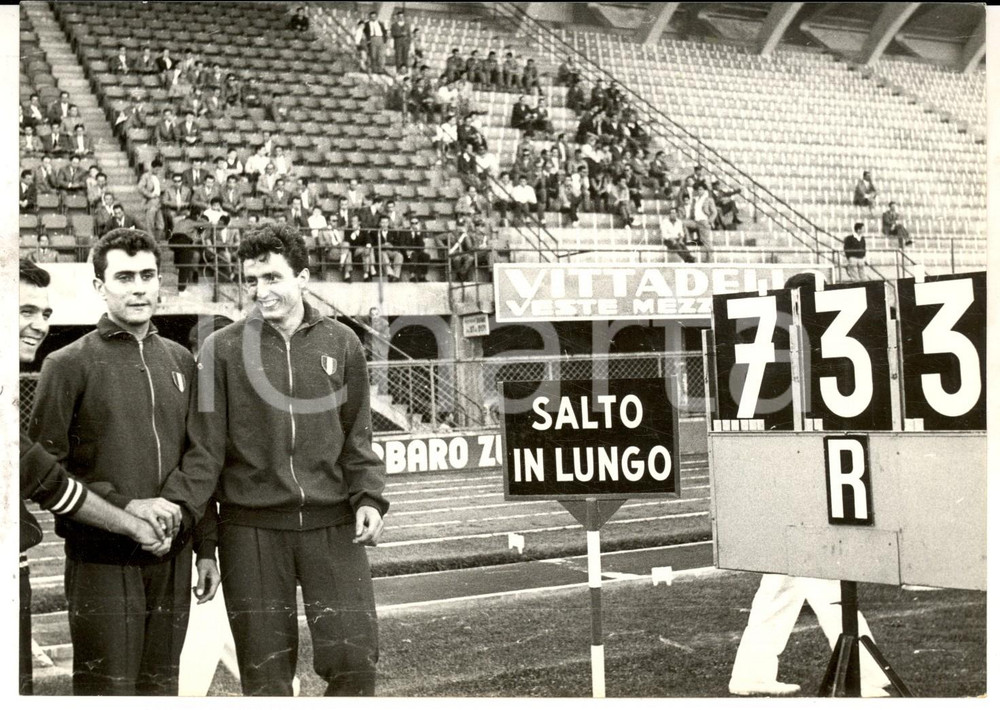 Fotografia d epoca originale 1955 ca FIRENZE ATLETICA Attilio BRAVI vince gara di salto in lungo Foto 18x14 1