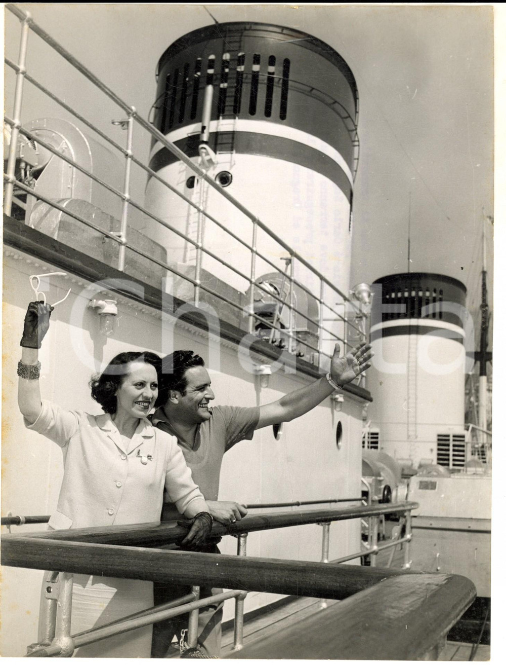 Fotografia d epoca originale 1955 GENOVA Cantanti Margherita CAROSIO Carlo ZAMPIGHI partono per tournée Foto 1