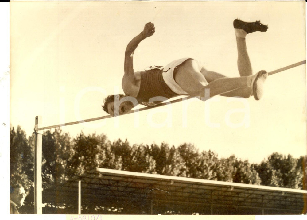 Fotografia d epoca originale 1957 PARIS University Games ATHLETICS High jumper Yuri STEPANOV  Foto 18x14 cm 1