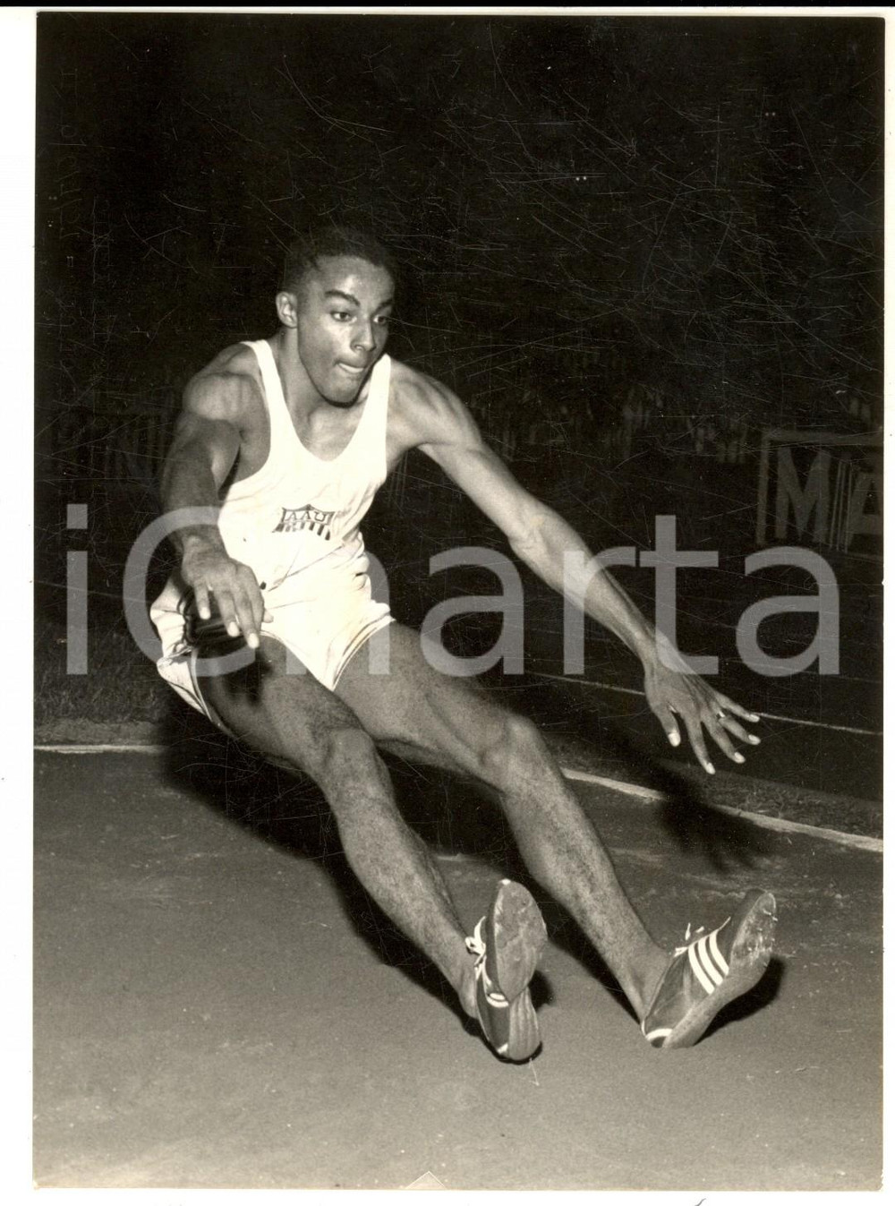 Fotografia d epoca originale 1958 MILANO ATLETICA Salto in lungo  Ernest SHELBY in gara Foto 14x18 cm 1