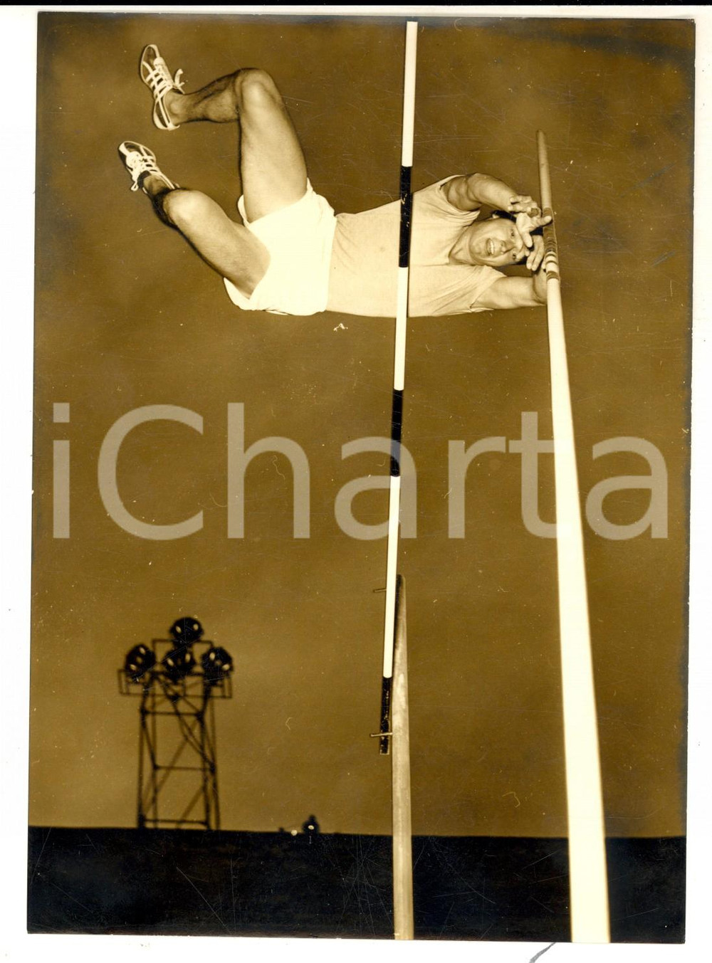 Fotografia d epoca originale 1955 ca BOLOGNA ATLETICA Edmondo BALLOTTA nel salto con l asta Foto 14x18 cm 1