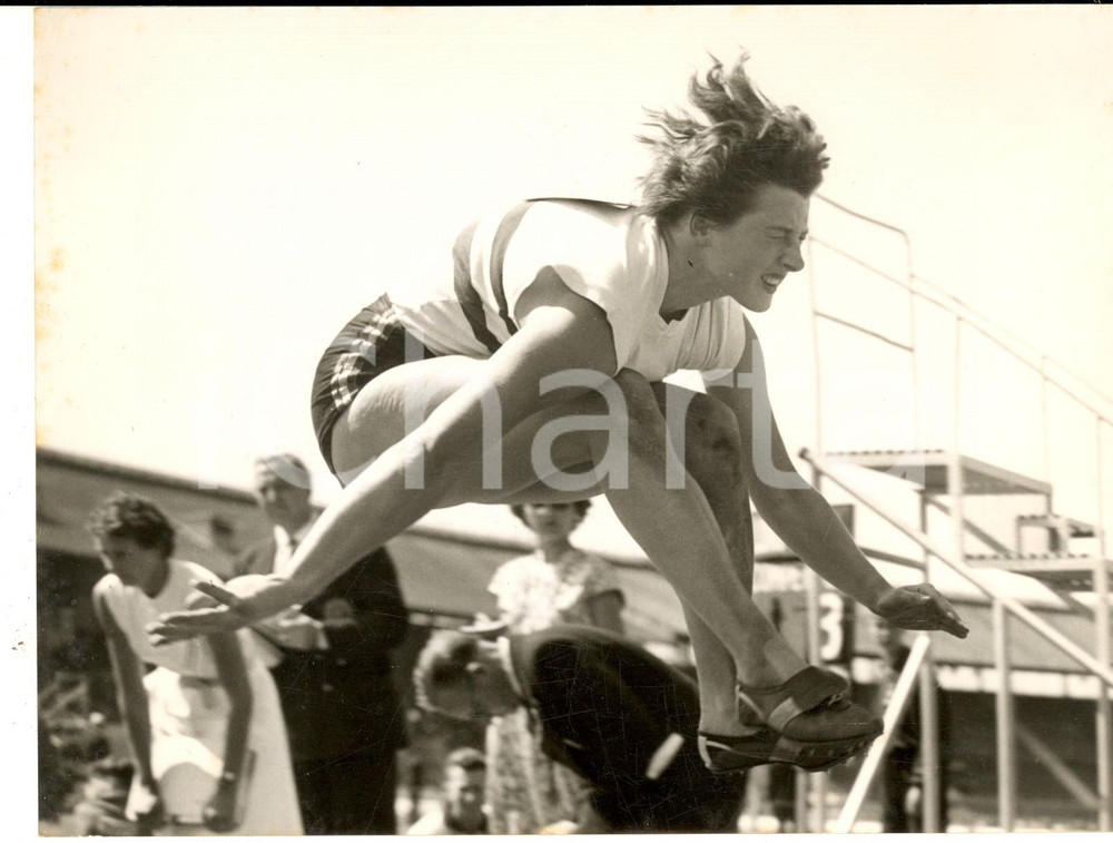 Fotografia d epoca originale 1957 LONDON WHITE CITY STADIUM Long jumper Thelma HOPKINS winner Photo 20x15 1