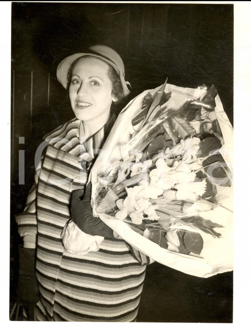 Fotografia d epoca originale 1955 LONDON Cantante Margherita CAROSIO riceve fiori al suo arrivo Foto 15x20 1