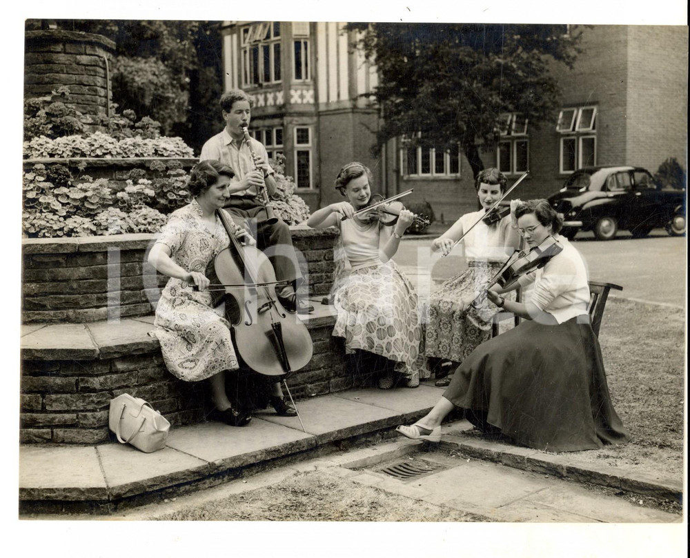 Fotografia d epoca originale 1955 HATFIELD Queenswood School  Orchestral Summer Course openair Photo 20x15 1