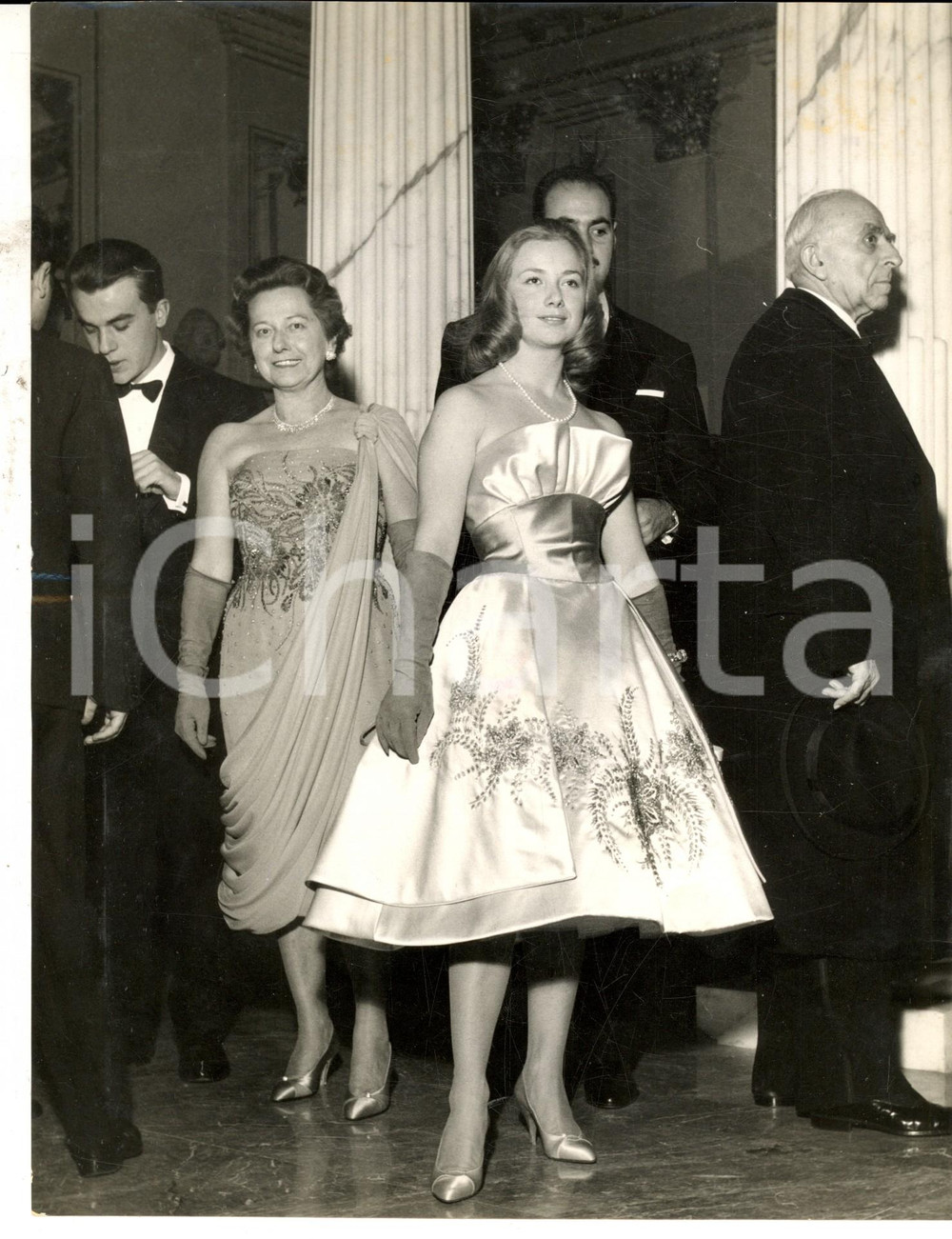 Fotografia d epoca originale 1958 MILANO Teatro alla Scala  Carla GRONCHI e Ingeborg FERRO Foto 18x24 1