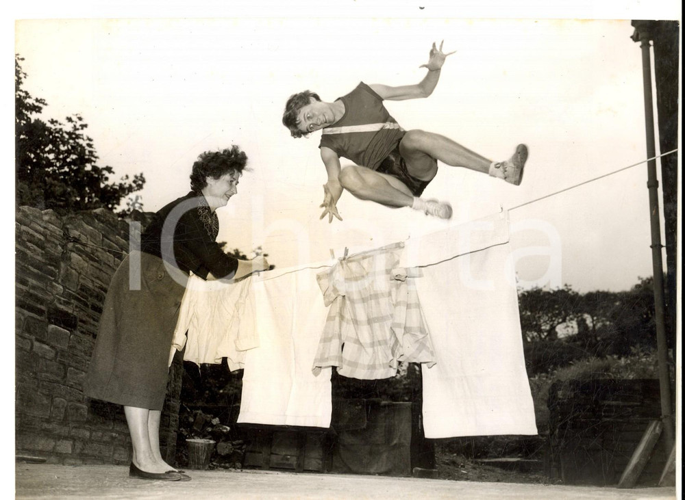 Fotografia d epoca originale 1958 LEES UK Training high jumper Dorothy SHIRLEY at her home Photo 20x15 cm 1