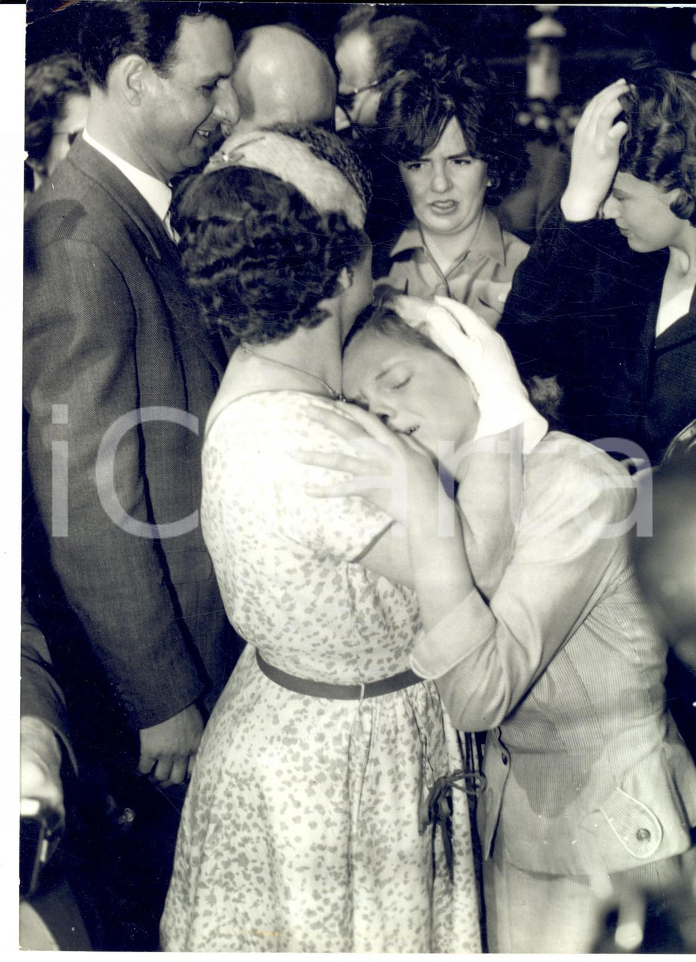Fotografia d epoca originale 1959 LONDON Veronica MARTINEAU weeps for you after seeing the Queen Photo 1