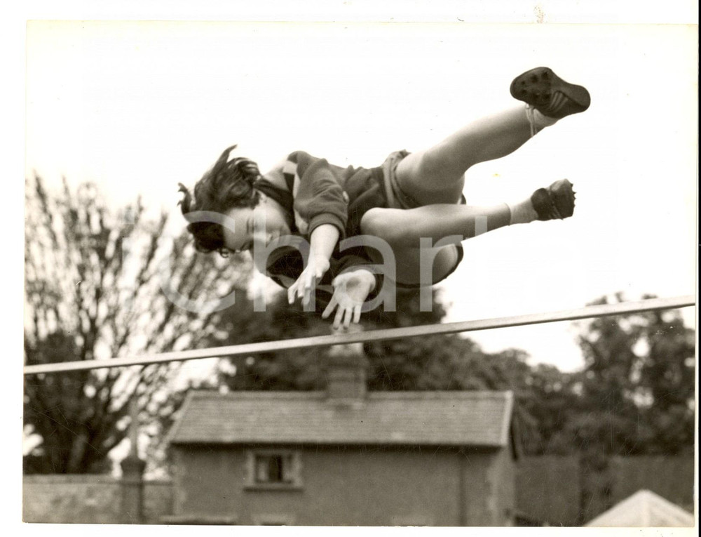 Fotografia d epoca originale 1958 LONDON MOTSPUR PARK Record high jumper Gwenda MATTHEWS Photo 20x15 cm 1