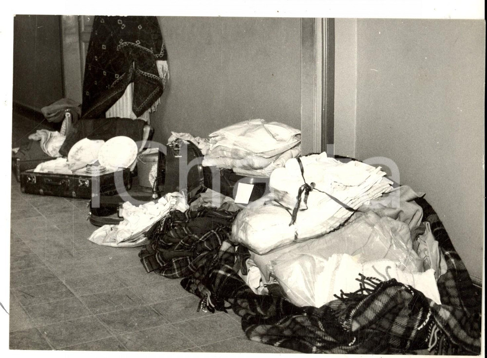 Fotografia d epoca originale 1957 ROMA Refurtiva della BANDA DELL AURELIA trovata in un campo Foto 18x14 cm 1