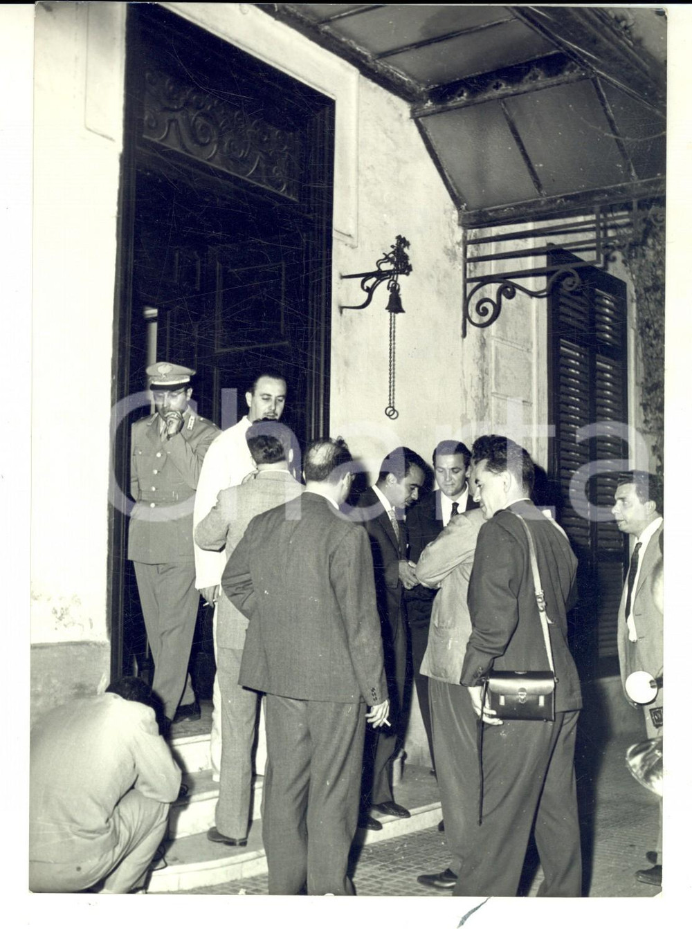 Fotografia d epoca originale 1959 TORRE DEL GRECO Giornalisti alla villa di Enrico DE NICOLA morente Foto 1