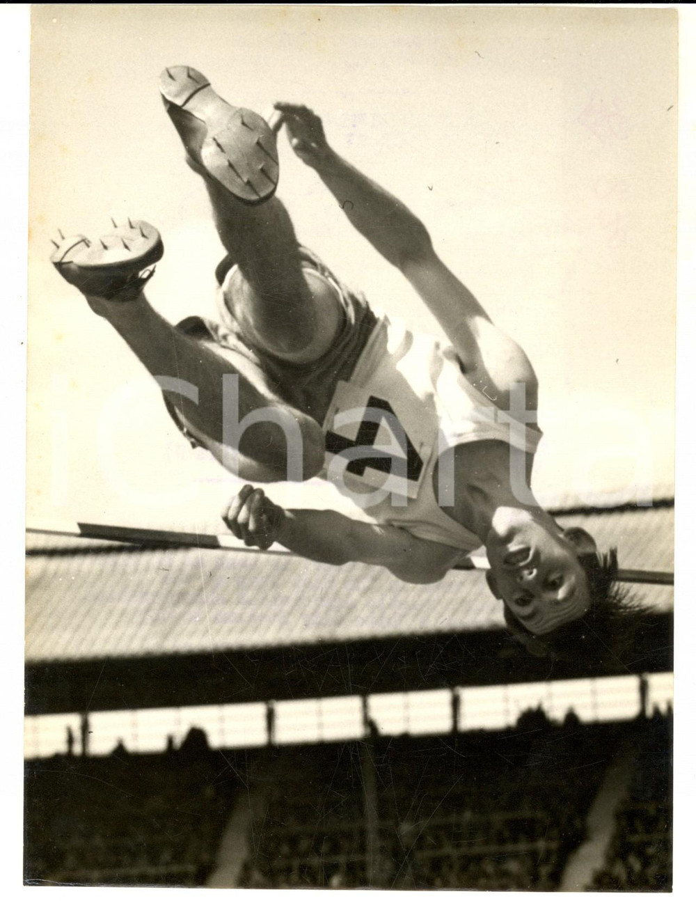 Fotografia d epoca originale 1953 LONDON ATHLETICS High jumper P. J. BRINSON falling head first Photo 15x20 1