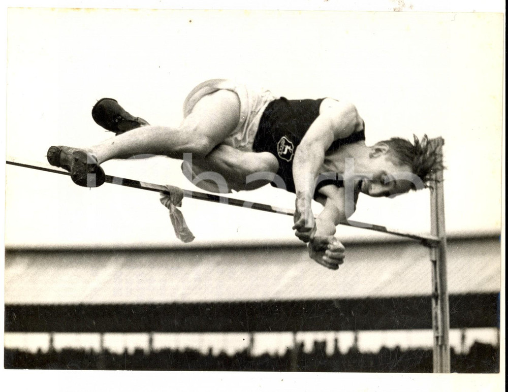 Fotografia d epoca originale 1956 AMBERLEY UK High jumper Peter WELLS in action Photo 20x15 cm 1