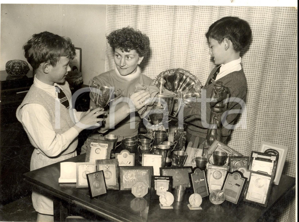 Fotografia d epoca originale 1956 MITCHAM UK High jumper Dorothy TYLER with her sons and trophies Photo 1