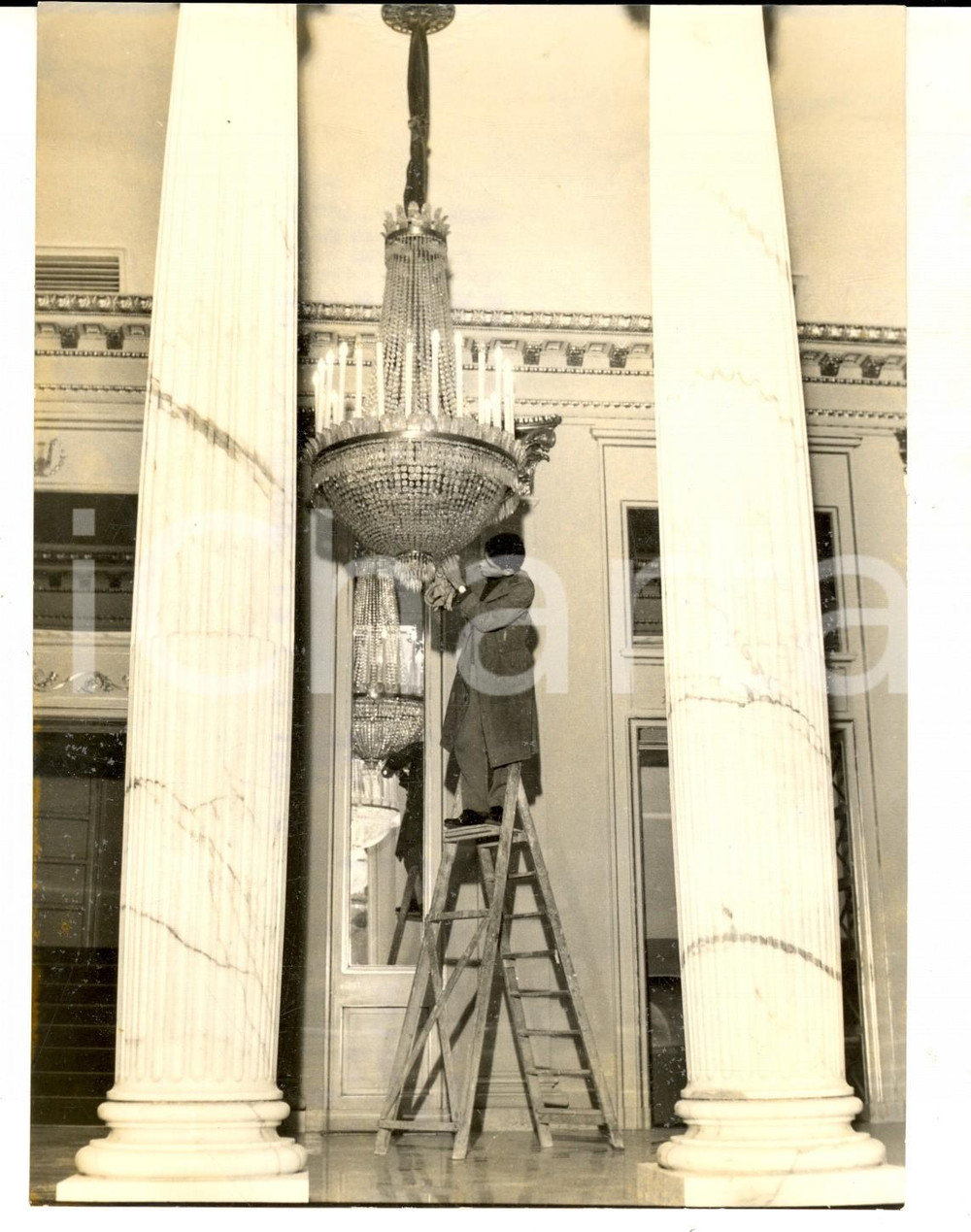 Fotografia d epoca originale 1958 MILANO Teatro alla Scala  Pulizia lampadari per l inaugurazione Foto 1