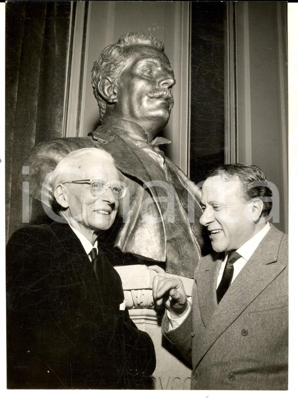 Fotografia d epoca originale 1958 MILANO Teatro alla Scala  Ildebrando PIZZETTI scopre busto di PUCCINI Foto 1