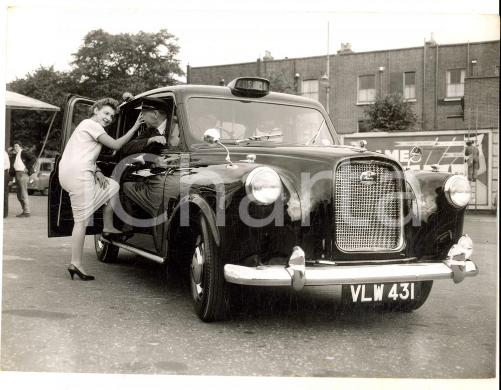 Fotografia d epoca originale 1958 LONDON Irene OSBORNE enter the new Austin Metropolitan taxi Photo 20x16 1