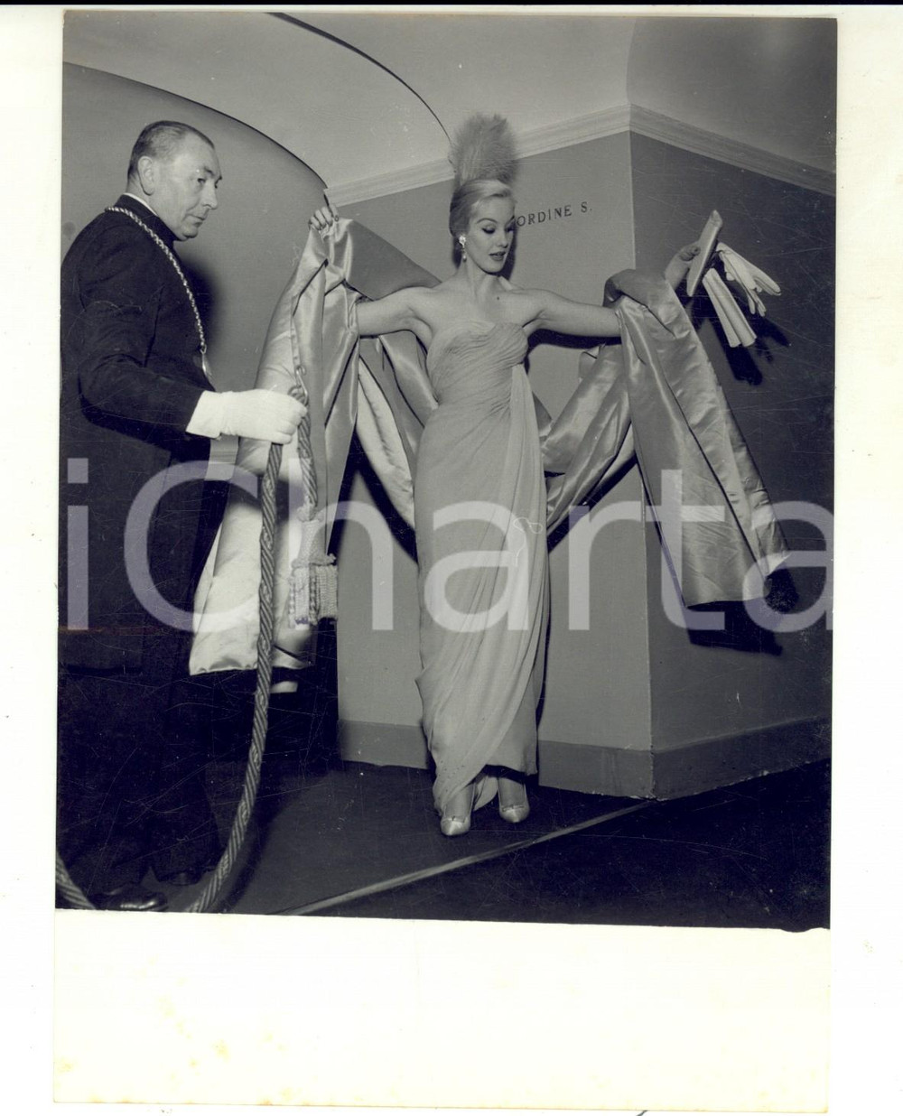 Fotografia d epoca originale 1956 MILANO Teatro alla Scala  Barbara BALMANN a una serata di gala Foto 14x18 1