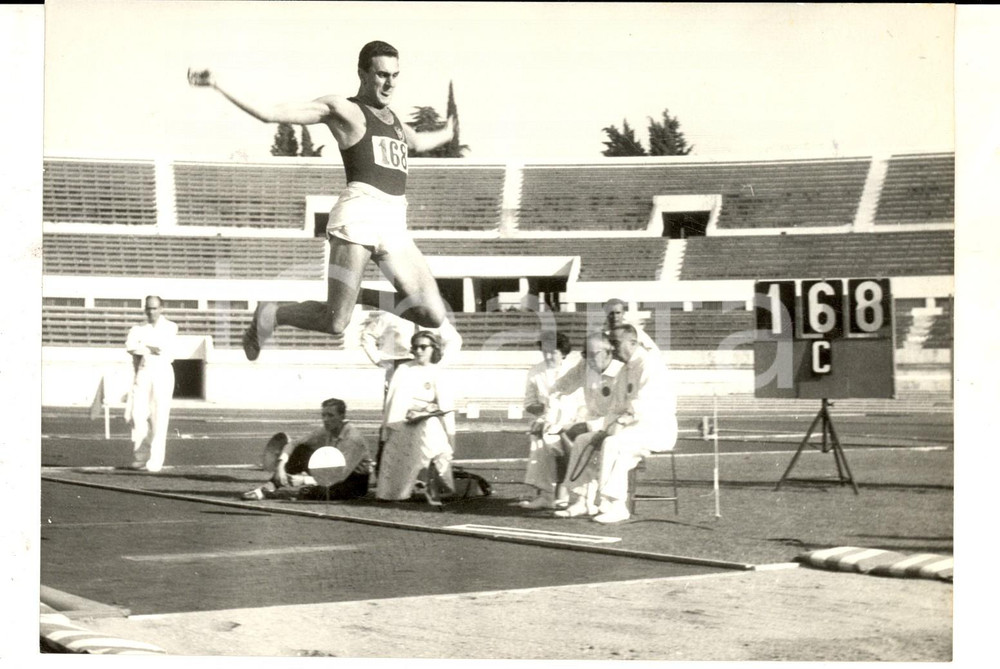 Fotografia d epoca originale 1957 ROMA Preolimpionica ATLETICA Attilio BRAVI nel salto in lungo Foto 18x14 1
