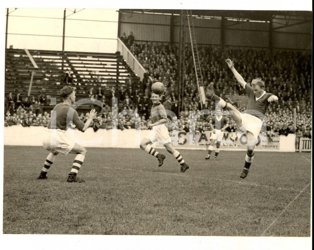 Fotografia d epoca originale 1956 LONDON Leyton Stadium  Tommy JOHNSTON aims a high kick Photo 18x13 1