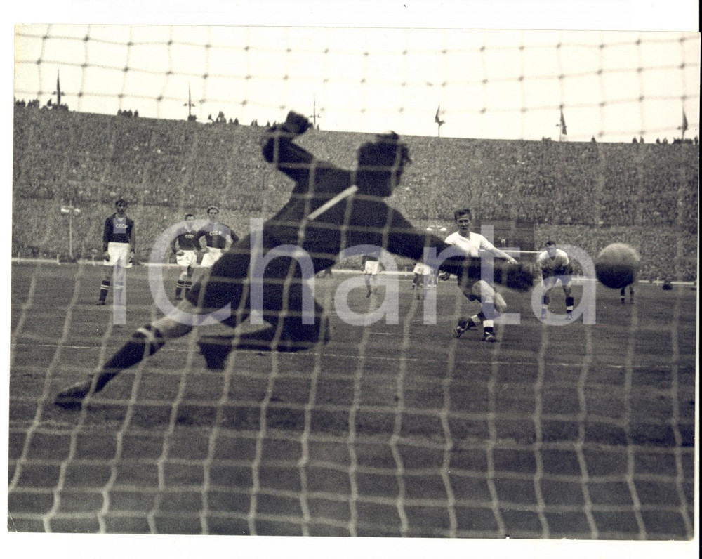 1958 LONDON SOCCER ENGLAND-URSS 5-0 Bobby CHARLTON scores with a penalty *Photo