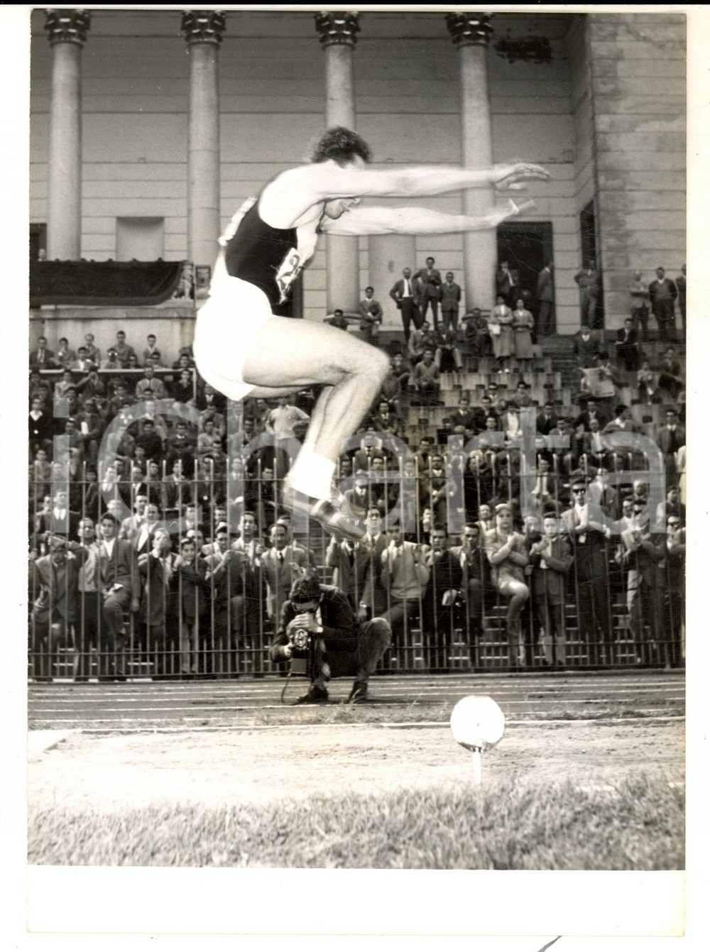 Fotografia d epoca originale 1955 MILANO ATLETICA Attilio BRAVI campione italiano di salto in lungo Foto 1