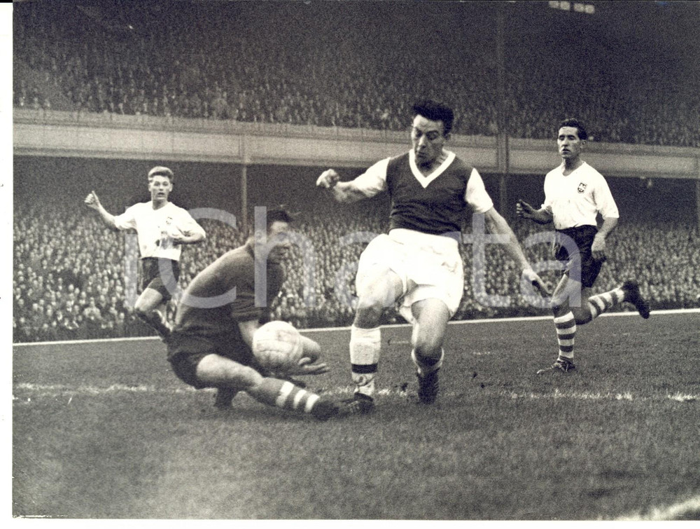Fotografia d epoca originale 1958 LONDON HIGHBURY SOCCER 16yearold John BARTON in action Photo 20x15 cm 1