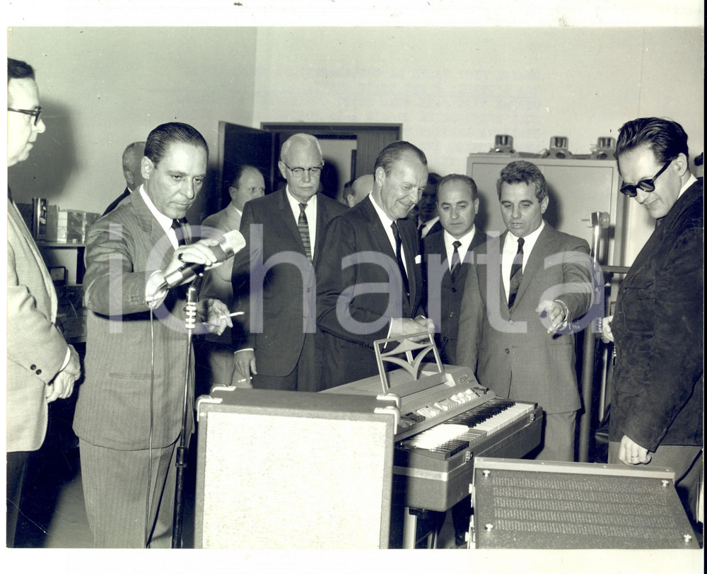 Fotografia d epoca originale 1967 MILANO Fusione ditta FARFISA con LEAR SIEGLER  Paolo SOPRANI e CASEY Foto 1