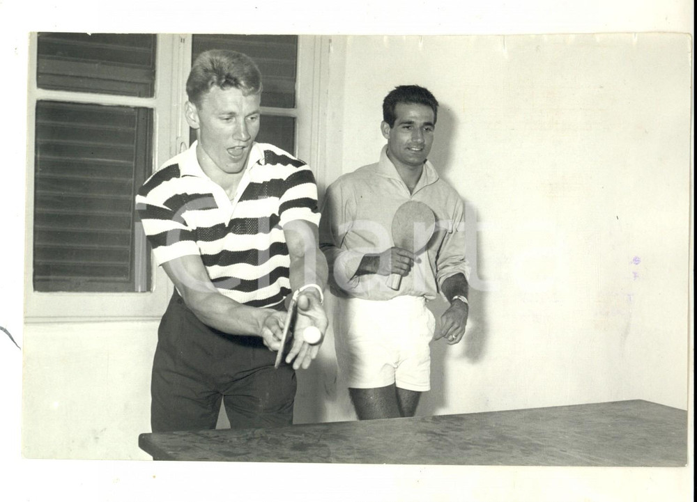 Fotografia d epoca originale 1959 USCIO CALCIO Ritiro GENOA Benedetto DE ANGELIS e Lorenzo PICCOLI Foto 1