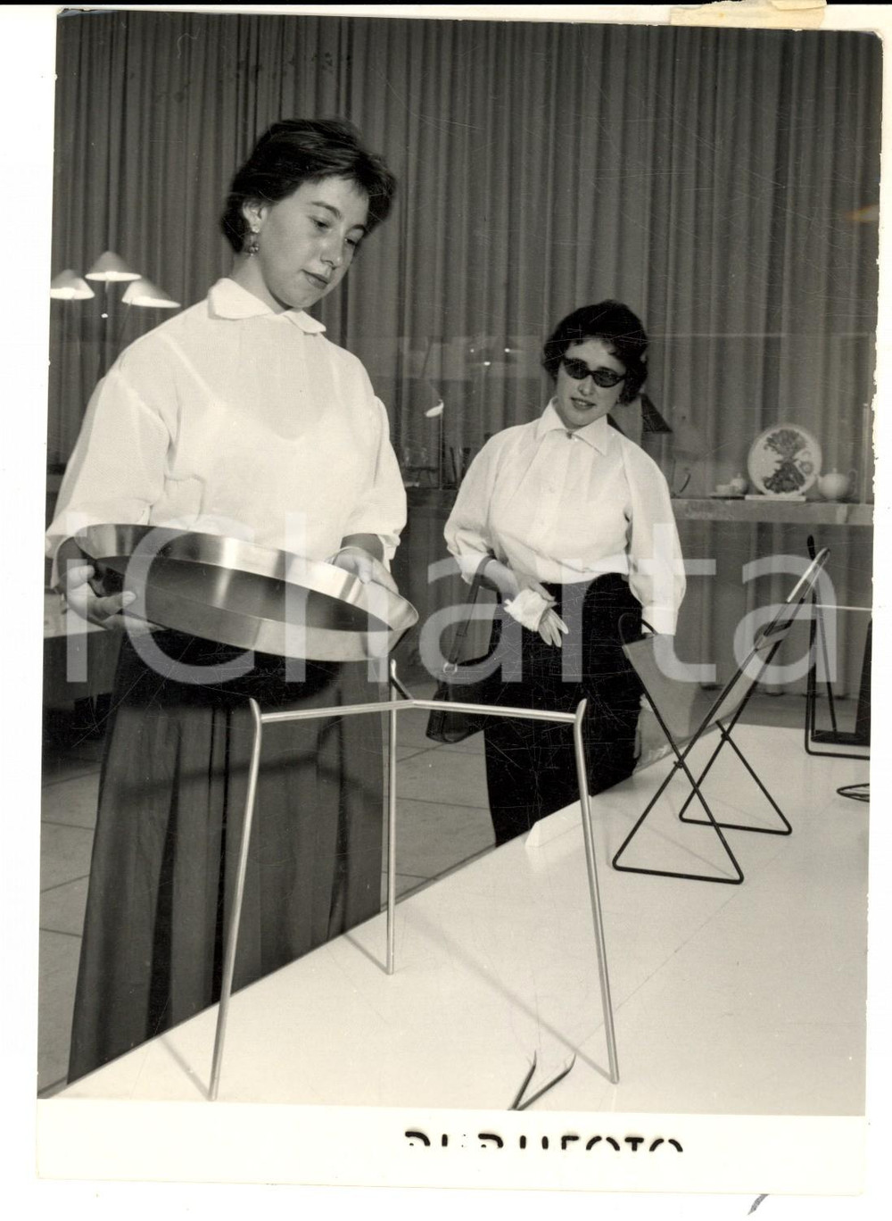 Fotografia d epoca originale 1954 MILANO X TRIENNALE DESIGN Tavolo scomponibile dall Austria Foto 13x18 1