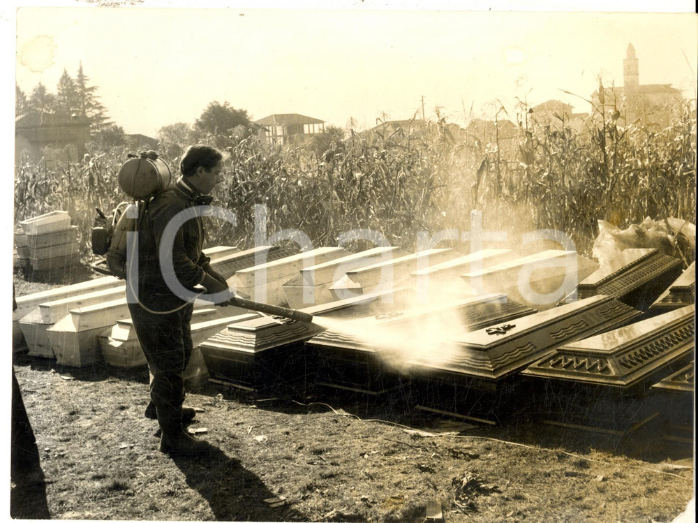 Fotografia d epoca originale 1963 TRAGEDIA DEL VAJONT Le bare delle vittime a FORTOGNO Foto 24x18 cm 1